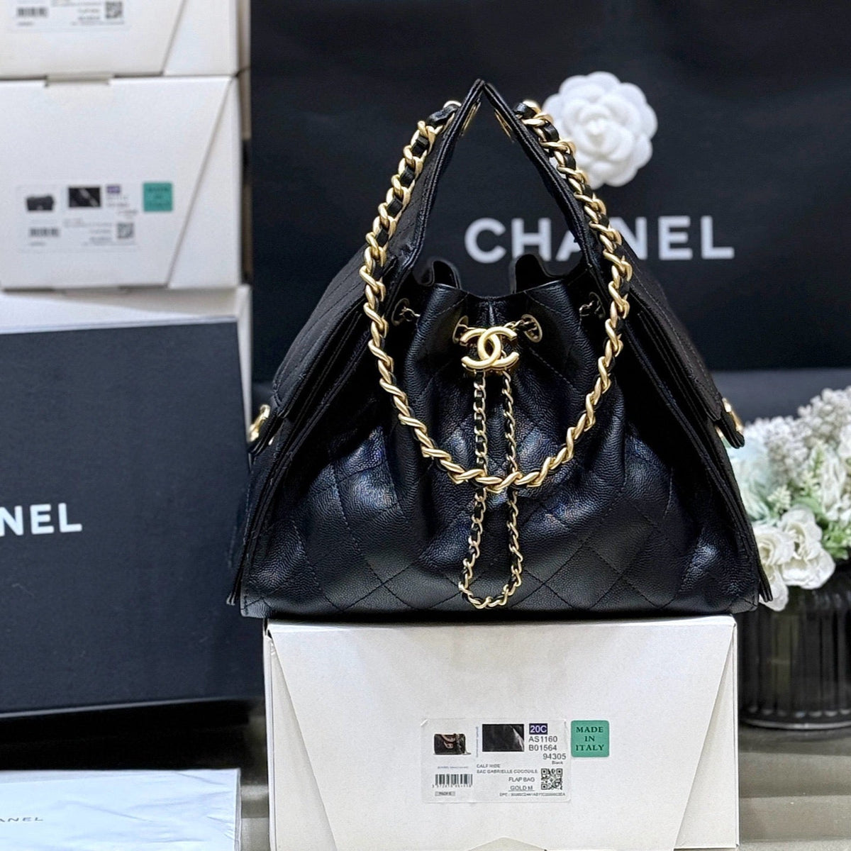 CHANEL 25 HANDBAG IN BLACK 30 GRAINED CALFSKIN GOLD HARDWARE