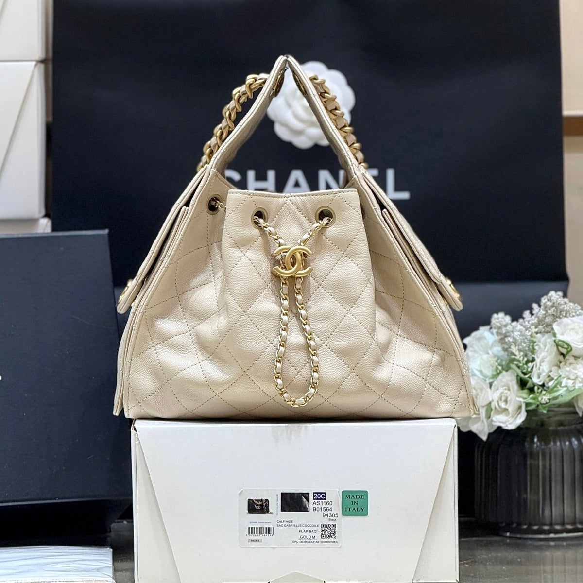 CHANEL 25 HANDBAG IN CREAM 30 GRAINED CALFSKIN GOLD HARDWARE